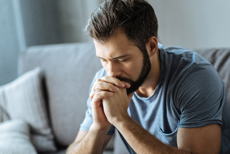 Mann ist gestresst und sorgt sich vor stressbedingter Haarausfall