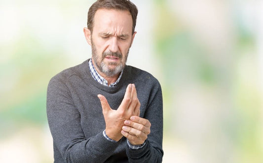 Haarausfall bei Rheuma - Junge Mann hat Handschmerzen