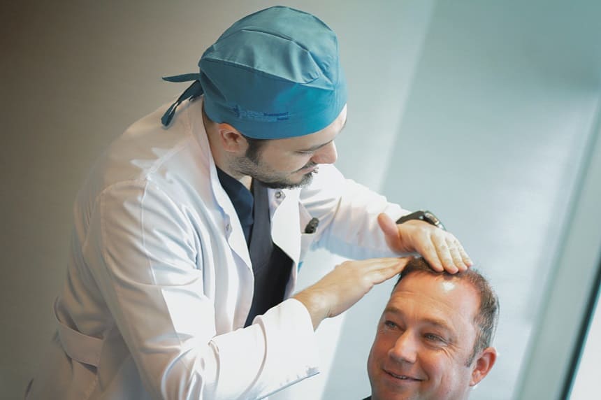 Behandlung bei Haarausfall im Sommer bei Dr. Balwi