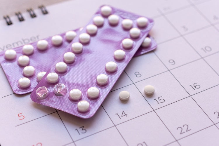 Pillenpackung auf einem Kalender